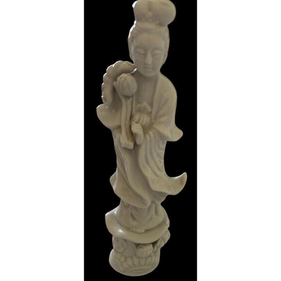 white porcelain figurine Lady With Lotus Fower 8.5 Inches Tall Made In Japan - Picture 5 of 7